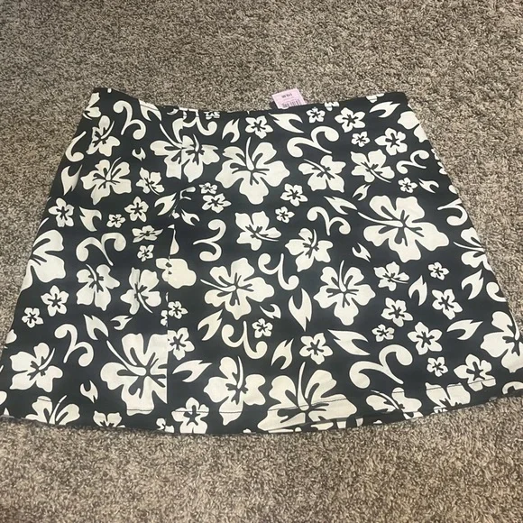 Universal Thread Black and White Floral Skirt - Picture 1 of 3